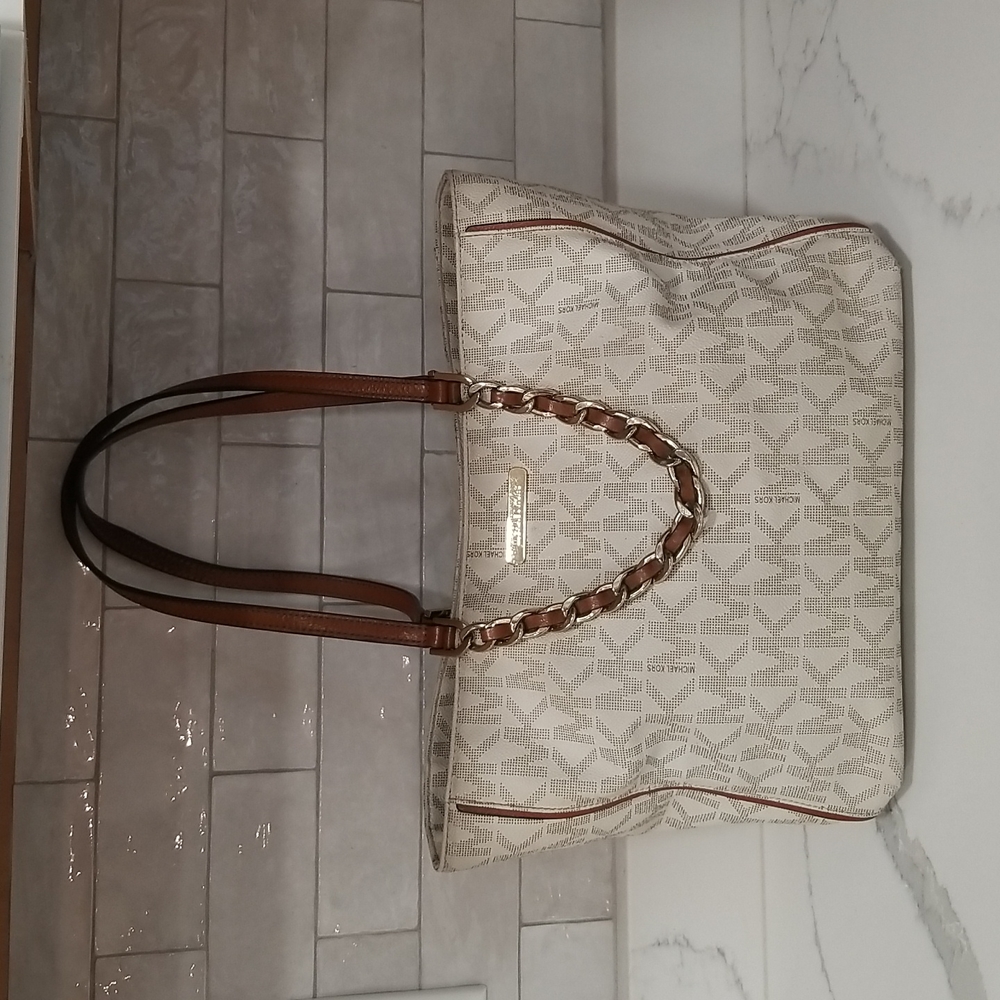 Sold! MICHAEL Michael Kors Harper Signature Cream Shoulder Handbag Tote - Picture 4 of 13